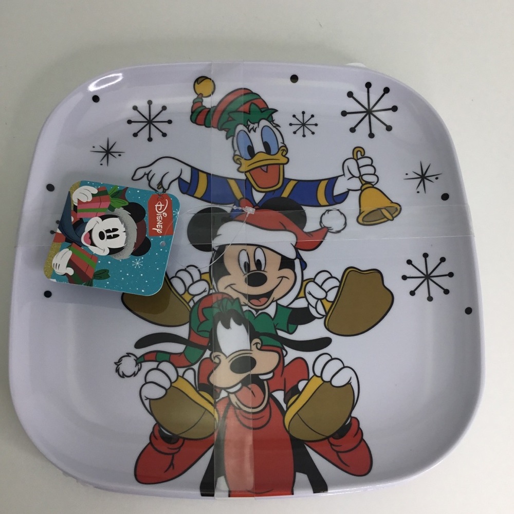 4 Dinner Plates Disney Mickey Mouse and Friends CHRISTMAS Melamine 10” New